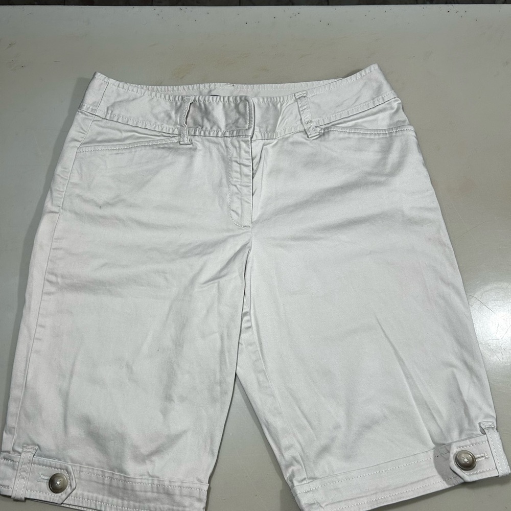 Ann Taylor  Women's Ivory Capri Shorts